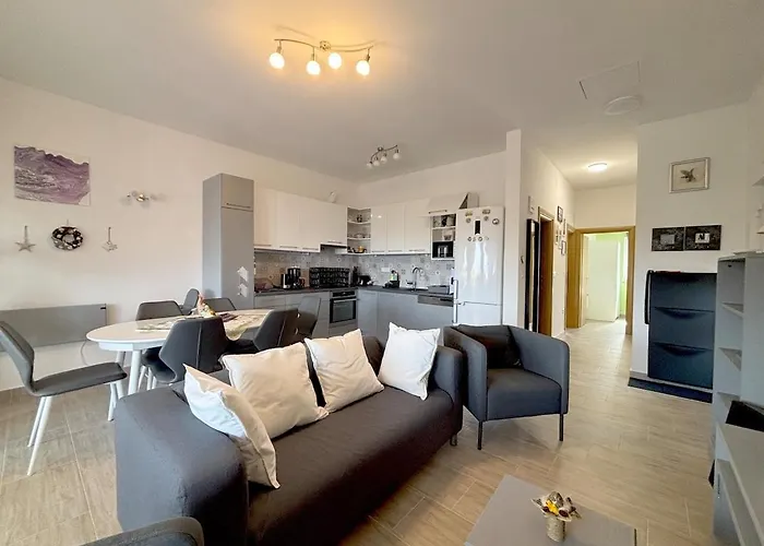 Sea View Artmare Apartment Lukoran